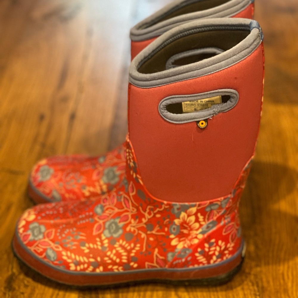 BOGS youth size 4 boots. Rated for freezing temps. Perfect for mud puddles!